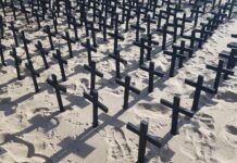 SINPOL-PE espalha cruzes na praia de Boa Viagem, em protesto contra aumento de homicídios em Pernambuco