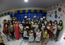 Participantes do Curso de Kit Festa promovido pelo Centro das Mulheres do Cabo-CMC, recebem certificados