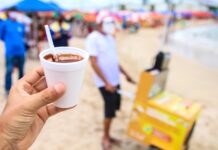 RECIFE: Caldinho da Vacina movimenta praia do Pina, e estimula banhistas a buscarem vacinação contra a Covid-19