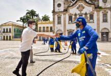 No primeiro dia do ano, prefeito João Campos acompanha mutirão de limpeza no Pátio do Carmo