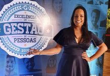 Jornalista Lisa Gomes é a primeira transexual a apresentar o ‘Prêmio Excelência em Gestão de Pessoas’, e faz discurso emocionante