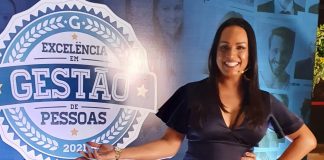 Jornalista Lisa Gomes é a primeira transexual a apresentar o ‘Prêmio Excelência em Gestão de Pessoas’, e faz discurso emocionante