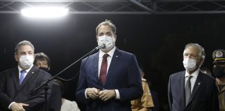 Paulo Câmara entrega insígnias a oficiais promovidos na Polícia Militar de Pernambuco