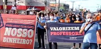 Professores de Paulista realizam protesto no Janga