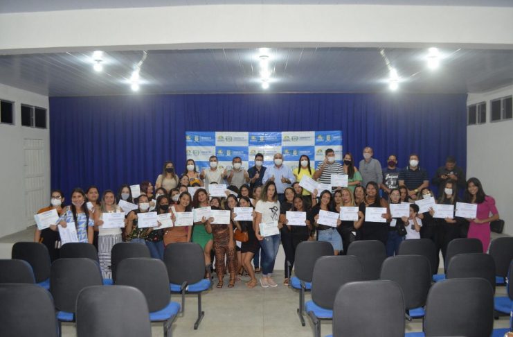 Prefeitura de Passira certifica 60 cidadãs em cursos de qualificação profissional