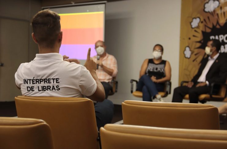 Governo de Pernambuco lança Papo em Libras na TV e nas redes sociais