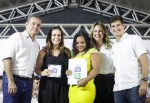 Famílias que residem no habitacional Naná Vasconcelos recebem títulos de propriedade da Prefeitura do Recife