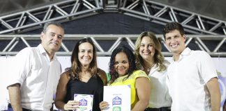 Famílias que residem no habitacional Naná Vasconcelos recebem títulos de propriedade da Prefeitura do Recife