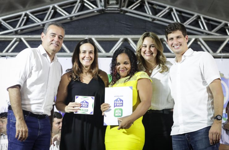 Famílias que residem no habitacional Naná Vasconcelos recebem títulos de propriedade da Prefeitura do Recife