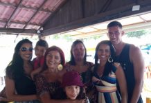 Familiares e amigos comemoram aniversário de Milta Valle, no Bar da Galinha, á beira mar de Candeias, em Jaboatão