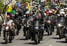 Bolsonaro, Gilson e Anderson são ovacionados por multidão, em motociata marcada por alegria e diversão