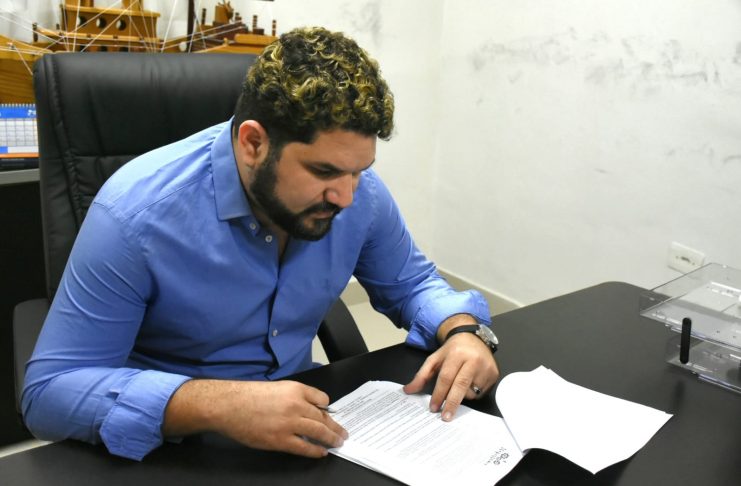 Prefeitura de Itapissuma realiza cerimônia de assinatura de lei e lançamento de Bolsa Especial para a educação