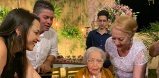 Idosa completa 100 anos e ganha festa de aniversário da família