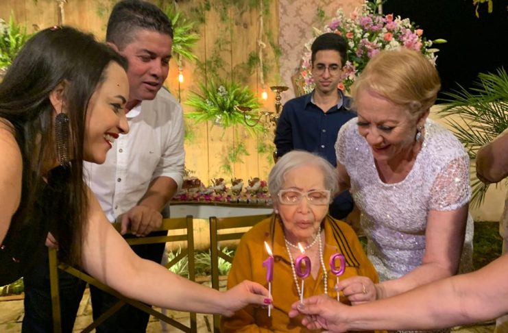 Idosa completa 100 anos e ganha festa de aniversário da família