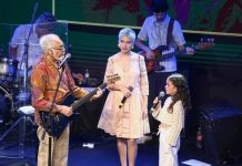 Em convite para uma vida com mais afeto, Natura estreia campanha de Natal com Gilberto Gil, junto à neta e bisneta em regravação de canção clássica