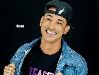 Cantor Felipe Lima se apresenta no primeiro Praça Musical do ano, no Camará Shopping