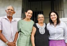 Raquel Lyra visita dona Biu, para comunicar que o Alto Zé do Pinho voltará a receber água na torneira regularmente