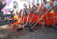 Sítio Histórico de Olinda recebe lavagem simbólica para o Carnaval, nesta quinta (16), ao som de muito frevo