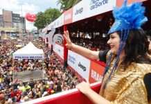 Priscila Krause prestigia o 44° desfile do bloco do Galo da Madrugada