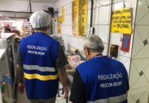 Fiscais do Procon Recife autuam supermercado por vender produto vencido