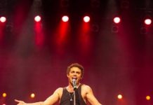Silvero Pereira interpreta Belchior, em única apresentação no Recife