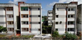 Moradores do Conjunto Residencial Eldorado, no bairro do Arruda, em Recife, interditado desde 2013, realizam ato para cobrar respostas da justiça