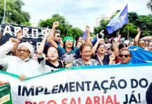 Auxiliares,Técnicos de Enfermagem e enfermeiros, protestam em defesa do piso salarial