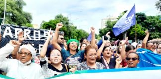 Auxiliares,Técnicos de Enfermagem e enfermeiros, protestam em defesa do piso salarial