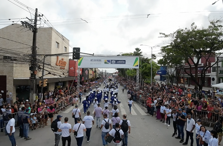 Milhares de pessoas prestigiaram Desfile Cívico-militar, em Jaboatāo Centro