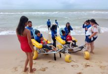 Projeto Praia sem Barreiras garante banho de mar assistido em Boa Viagem