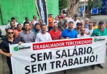 Trabalhadores terceirizados de Escolas Públicas do Estado de Pernambuco, fazem protesto por pagamento de salários