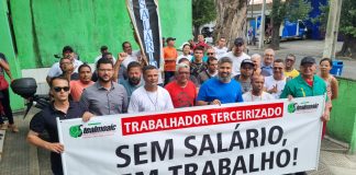 Trabalhadores terceirizados de Escolas Públicas do Estado de Pernambuco, fazem protesto por pagamento de salários