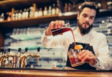 Com setor de alimentos e bebidas em alta, Senac oferece curso de Bartender