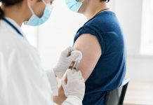 Neste sábado (27), o Shopping Guararapes recebe mais um mutirão de vacinação contra gripe, Covid e Coqueluxe, para grupos prioritários