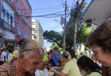 Projeto Sabor Solidário distribui refeições para pessoas em situação de rua, no centro do Recife