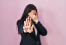 Importunação sexual às mulheres é crime frequente no período junino; saiba como proceder