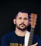 Show de Júnior Retrô fecha a programação junina do Shopping Costa Dourada