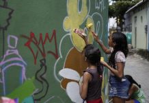 Ações de incentivo à arte engaja crianças, jovens e adultos de comunidades