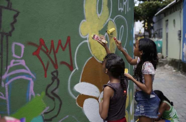 Ações de incentivo à arte engaja crianças, jovens e adultos de comunidades