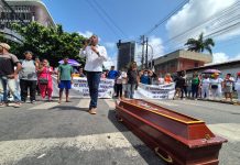 Técnicos de Enfermagem da Hapvida realizam ato simbólico no Recife, para marcar o “sepultamento” da má gestão da rede de hospitais