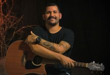 Cantor Júnior Retrô faz show gratuito no Shopping Costa Dourada