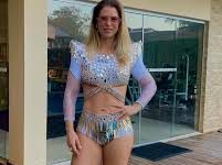 Bia Villa-Chan lança “Prego na Havaiana”, uma arrochadeira pop de verão