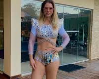 Bia Villa-Chan lança “Prego na Havaiana”, uma arrochadeira pop de verão