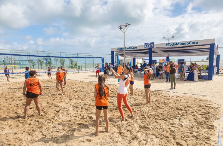 Com presença de bicampeã olímpica, Avon entrega oito quadras de vôlei requalificadas na Praia do Quartel, em Olinda