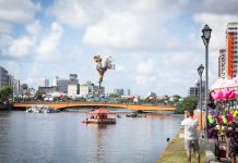 Galo da Madrugada arrasta multidão no Recife e abre o fim de semana de folia