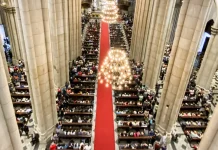 Fiéis lotam Catedral da Sé, em São Paulo, em missa para homenagear o papa Francisco