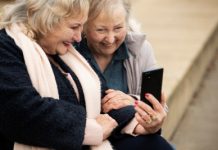 Internet ganha cada vez mais espaço entre idosos, que buscam autonomia digital e inclusão