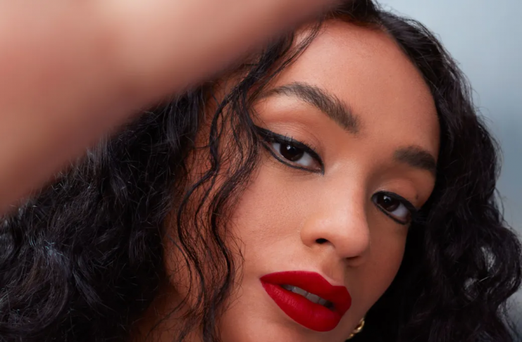 Avon mira em representatividade nos lábios no Dia do Batom