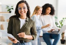 Liderança feminina ainda enfrenta obstáculos para assumir cargos de alta gestão no Brasil