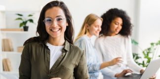 Liderança feminina ainda enfrenta obstáculos para assumir cargos de alta gestão no Brasil